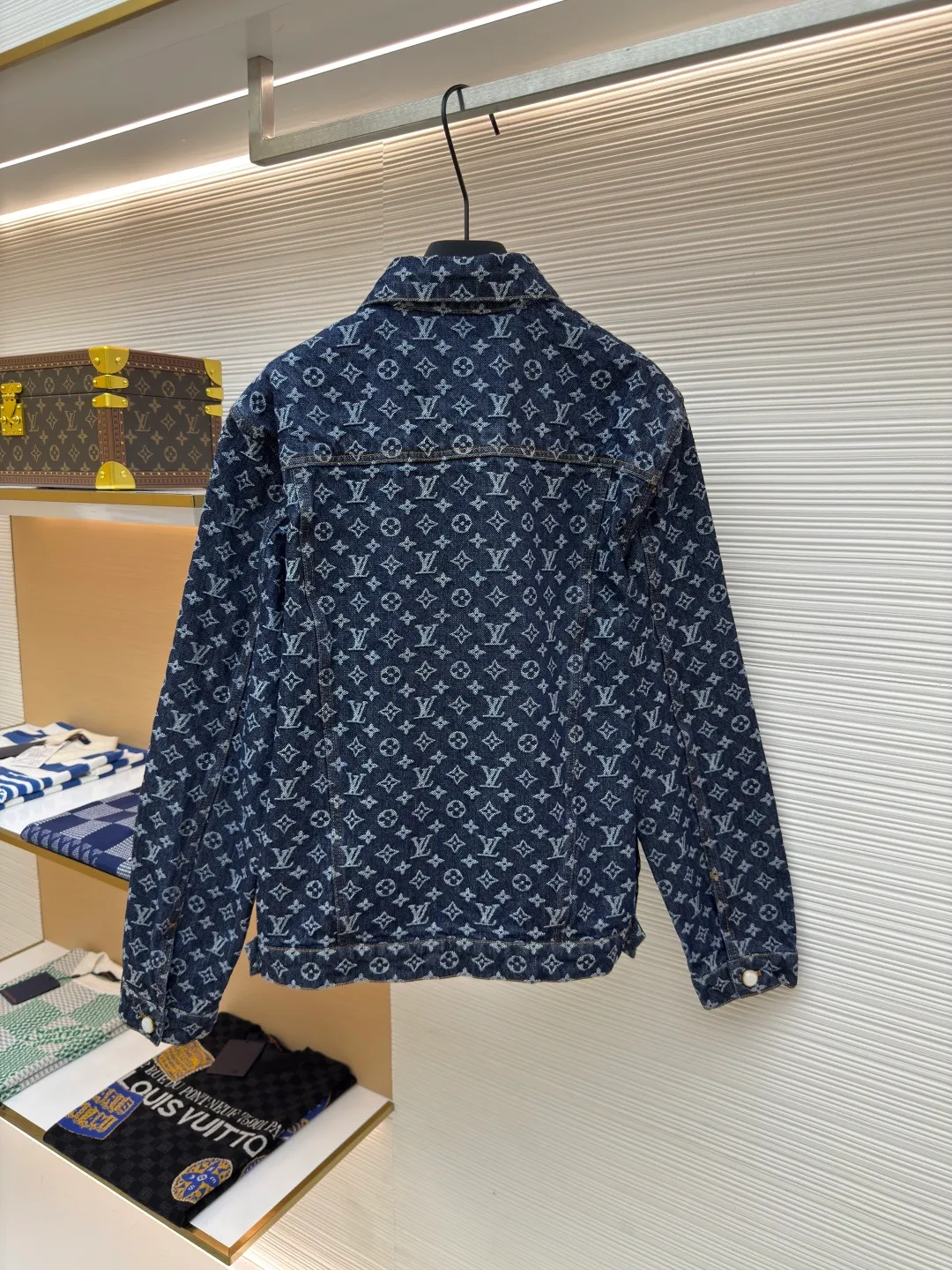 LOUIS VUITTON Presbyopia all-over printed denim jacket ●Authentic product: Purchased and developed by 23639 ●Item number: 1680010-B55 ●Fabric: Denim denim fabric ●Technology: Jacquard production ●Version: fitted version ●Weight: about 850 grams ●Size: 46-48-50-52 ●Description: The fabric is made of denim, full of Monogram jacquard pattern, and is decorated with hot-drilling technology to form the brand's classic pattern. The waist is made of old flocked leather tags, and the hardware is molded. The overall routing is straight and delicate. The fabric is comfortable and soft, and the color is consistent without color difference. It can be matched with the same style to create a fashionable look and control various occasions. Customized accessories, complete with three standards, same style for men and women.